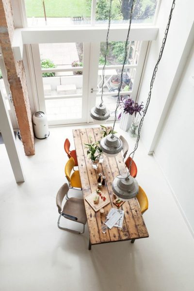میز و ستون چوبی برای دکوراسیون چوبی
