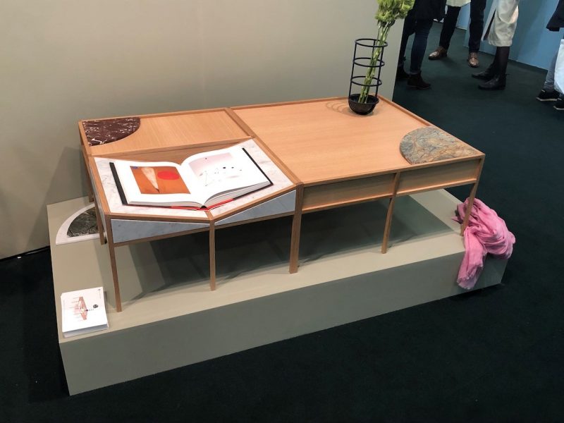 میز چوبی برای خواندن کتاب
