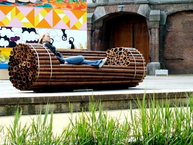 نیمکت چوبی ، سکو و محل استراحت در مبلمان شهری
