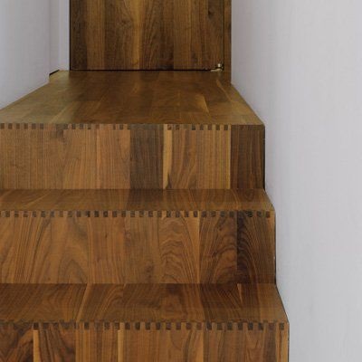 پله چوبی جالب که با قطعات چوب کوچک مانند ورق های فینگر جوینت ساخته شده است
