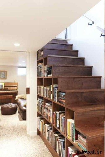 راه پله چوبی کاربردی و شیک با قفسه های کتاب توکار