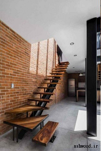 راه پله چوبی روستیک با دیوار آجری نمایان