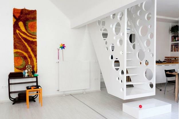 طراحی مدرن پله ها برای یک خانه روستیک 