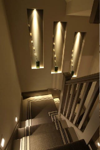 طراحی مدرن پله ها برای یک خانه روستیک 