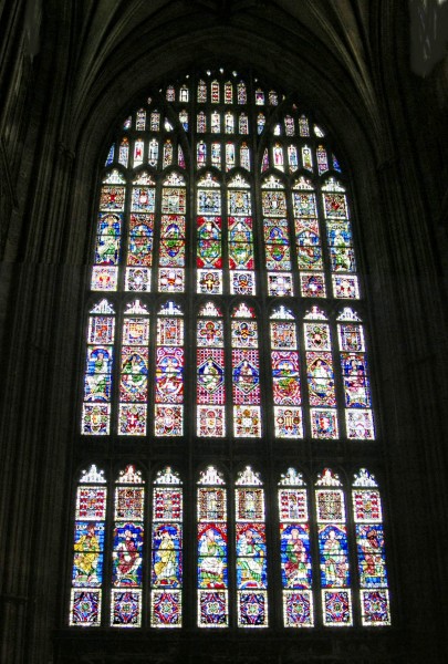 پنجره بزرگی به سبک گوتیک در کلیسای جامع کانتربری، سده ۱۴۰۰، انگلستان