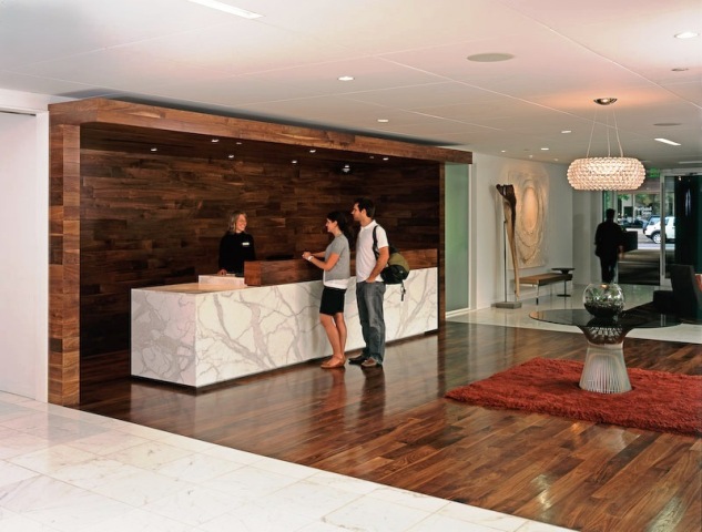 دکوراسیون داخلی هتل , میز پیشخوان هتل ، دکوراسیون چوبی