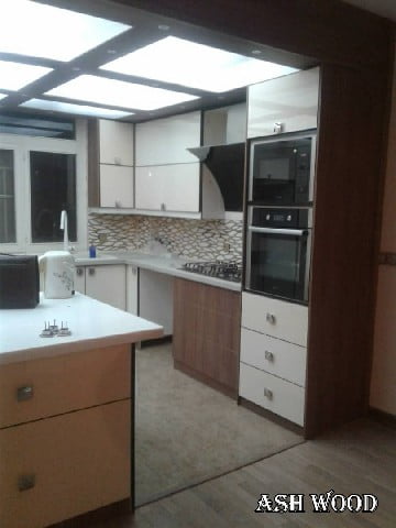نمونه کار کابینت آشپزخانه با نورپردازی به وسیله سقف کاذب 