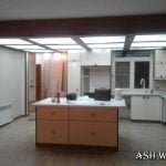 نمونه کار کابینت آشپزخانه با نورپردازی به وسیله سقف کاذب