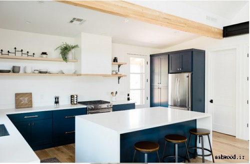 قفسه باز در آشپزخانه آبی و سفید با جزیره آبشاری سفید