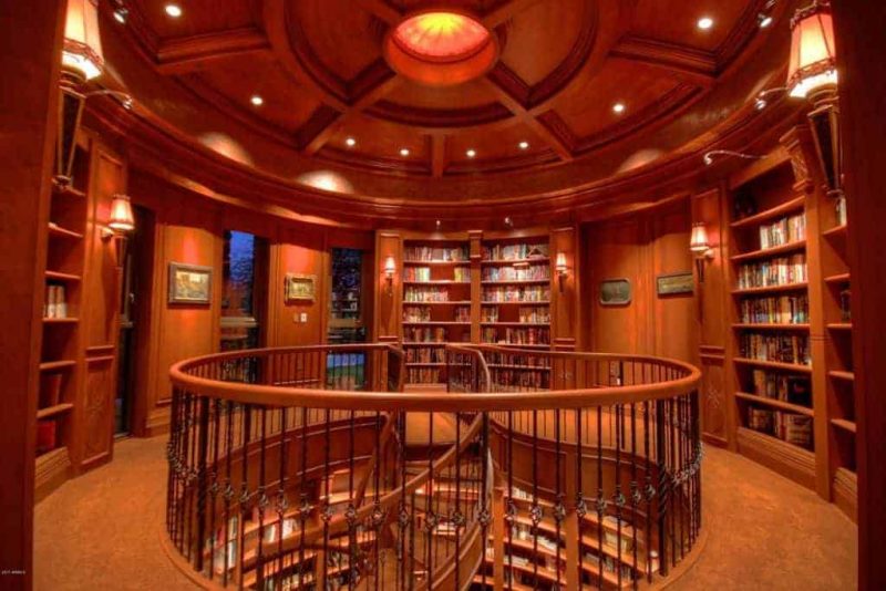 کتابخانه با پله های مدور