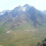 کوه پراو؛ بلندترین قلهٔ شهر کرمانشاه با ۳۳۵۷ متر از سطح دریا (کوهی که پوشیده از برف است