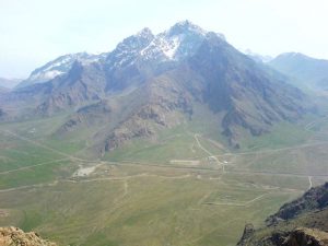 کوه پراو؛ بلندترین قلهٔ شهر کرمانشاه با ۳۳۵۷ متر از سطح دریا (کوهی که پوشیده از برف است
