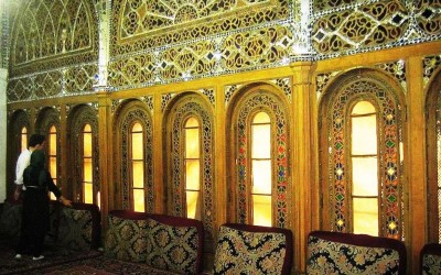 عکس گره چینی و پنجره ارسی حسینیه امینی‌ها در قزوین