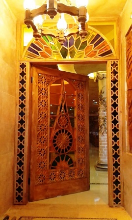 درب چوبی گره چینی ، هنر سنتی ایرانی درب رستوران , در چوبی سنتی