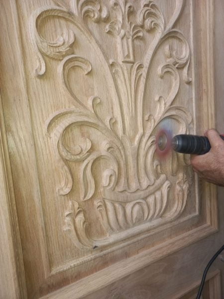 درب چوبی منبت کاری شده طرح گل و گلدان ، در مرحله رنگ