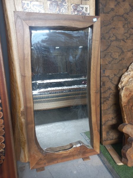 قاب آینه ساخته شده از اسلب چوبی: زیبایی طبیعی در دکوراسیون منزل شما