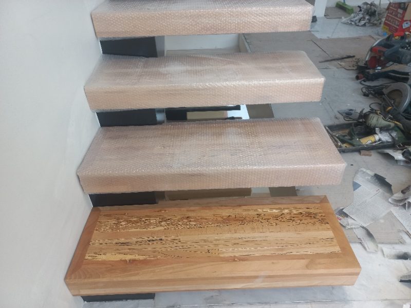 کف پله چوب راش اجرا شده روی پله فلزی ، پله معلق